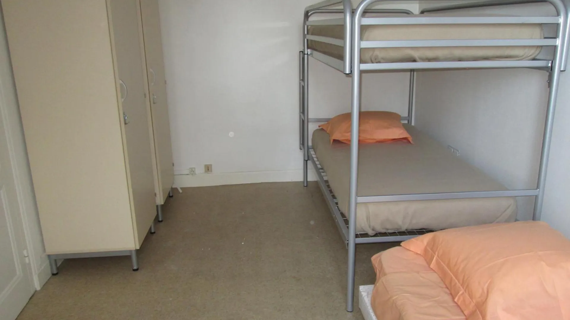 Santy. Apartment Bron